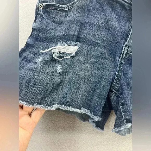 Maurice’s denim distressed shorts button and zip closure - Picture 3 of 7